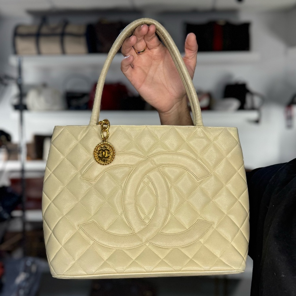 CHANEL CREAM CAVIAR ZIP TOTE